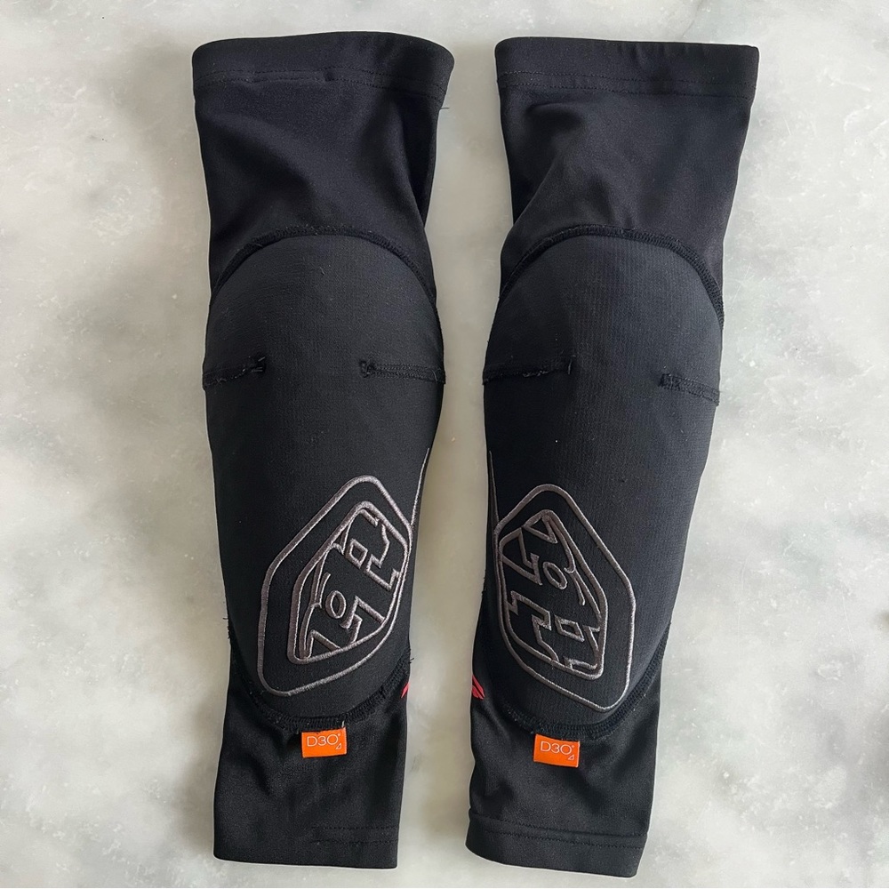 Troy Lee Designs Youth Stage Elbow Sleeve Guard. Black. R&L M/L